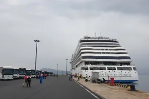 Tàu Seven Seas Explorer đưa 700 du khách quốc tế đến Khánh Hòa