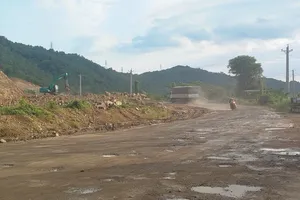 Quốc lộ 28B qua tỉnh Lâm Đồng đang trong quá trình nâng cấp, cải tạo nên có nhiều xe công trình hoạt động