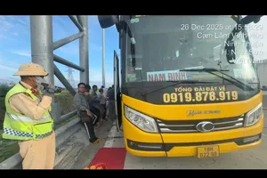 Chiếc xe chở quá số người so với quy định. Ảnh: Công an cung cấp