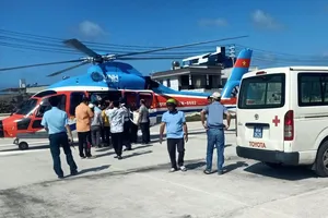 Trực thăng được gia đình bệnh nhân thuê để đưa người từ đảo Phú Quý vào TPHCM cấp cứu. Ảnh: NDCC
