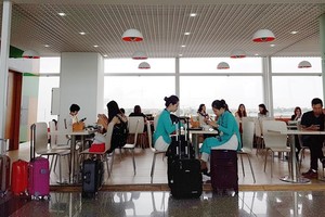 Food services at the Noi Bai International Airport. Shareholders of the Noi Bai Airport Services Co have only approved the trading of the company’s shares on the Unlisted Public Company Market (UPCoM). — (Photo: VNS)
