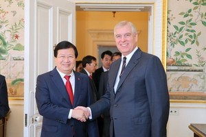  Deputy Prime Minister Trinh Dinh Dung (L) and the Duke of York Prince Andrew (Photo: baochinhphu.vn)