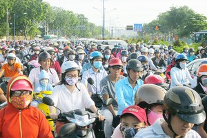 A traffic jam in Tan Phu district, HCMC (Photo: SGGP)​