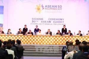 Prime Minister Nguyen Xuan Phuc (4th left) at the signing ceremony, 30th ASEAN summit, Manila on April 29. (Photo: VNA/VNS)