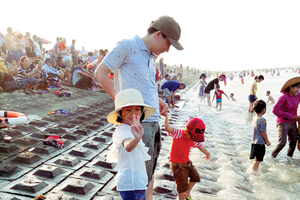 Holidaymakers at Thach Bang beach, Loc Ha district, Ha Tinh province (Photo: SGGP)