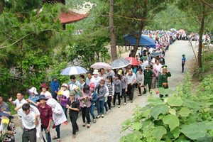 Quang Binh province receives thousands of visitors to General Vo Nguyen Giap’s grave during large holidays annually (File photo: SGGP)