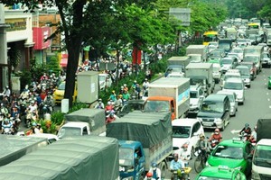 Truong Son street has regularly been congested with streams of vehicles to Tan Son Nhat International Airport (Photo: SGGP)