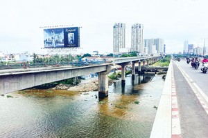A stretch of under construction Ben Thanh-Suoi Tien metro line across the Saigon River in the adjacent area of District 2 and Binh Thanh, HCMC (Photo: SGGP Financial Investment)