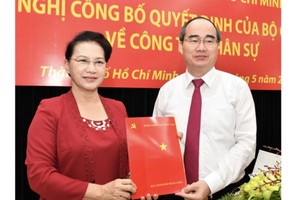 NA chairwoman Nguyen Thi Kim Ngan gives the decision to Mr. Nguyen Thien Nhan in HCMC on May 10 (Photo: SGGP)