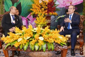 HCMC party chief Nguyen Thien Nhan (R) receives Myanmar’s parliament chairman Mahn Win Khaing Than in HCMC on May 11 (Photo: SGGP)