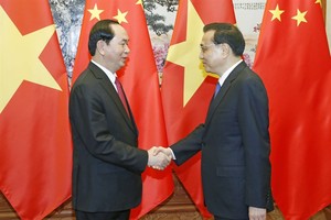 President Tran Dai Quang (left) yesterday met with Chinese Premier Li Keqiang in Beijing during his State visit to China. (Photo: VNA/VNS)