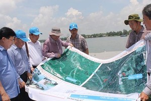 Deputy Prime Minister Trinh Dinh Dung surveys landslide along the Hau River in My Hoi Dong commune, An Giang Province on May 15  (Photo: SGGP)