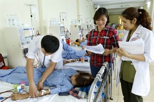 Healthcare at a hospital in Nam Dinh Province. Social insurance coverage rate in some sectors is reported very low. (Photo: VNA/VNS)