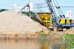 Traffic projects have been behind schedule because of construction sand shortage and price rocketing (Photo: SGGP)