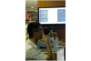 Investors monitor market movements at Bao Viet Securities Company in Hanoi (Photo: VNS)