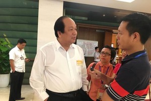 Minister Mai Tien Dung, chairman of the Government Office replying to press questions on the sideline of the NA’s session on June 13 (Photo: SGGP)