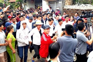 Dong Tam residents happily receiving chairman of the Hanoi People’s Committee Nguyen Duc Chung who came to talk with them on April 24 (Photo: SGGP)