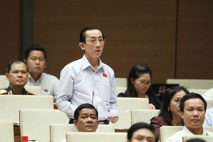 NA deputy Tran Hoang Ngan of HCM City raises his voice about public debt during the 3rd seating of the current 14th National Assembly on Friday. (Photo: VNA/VNS)