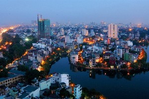 Hanoi at dusk. The investment and business environment have been improved to help develop the capital city. (Photo: VNA/VNS)