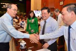 Secretary of the HCMC Party Committee Nguyen Thien Nhan (L) shakes hands with delegates at the conference on June 26 (Photo: SGGP)