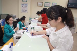 Customers make transactions at ABBank branch office in Thai Binh Province. (Photo: VNA)