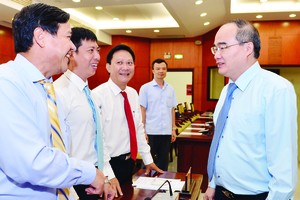 Secretary of the city Party Committee Nguyen Thien Nhan talks to delegates at a conference of the 10th Party Committee on June 27 (Photo: SGGP)