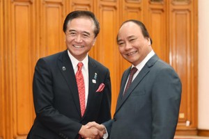 Prime Minister Nguyen Xuan Phuc (R) receives Governor of Japan’s Kanagawa prefecture Kuroiwa Yuji in Hanoi yesterday.(Photo: VNA/VNNS)