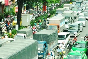 Traffic jam has regularly occurred in routes leading to Tan Son Nhat International Airport, HCMC (Photo: SGGP)
