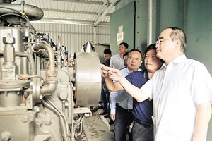 Secretary of the HCMC Party Committee Nguyen Thien Nhan sees a generator using Go Cat landfill gas (Photo: SGGP)