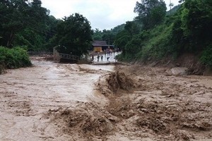 Flash flood swept away nine houses in Ky Son district, Nghe An on July 21 (Photo: SGGP)