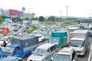 Traffic jam in Tan Son Nhat International Airport area, HCMC (Photo: SGGP)