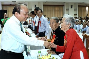 Prime Minister Nguyen Xuan Phuc greets a Heroic Mother in Quảng Nam Province. (Photo: VNA/VNS