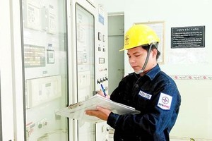 A worker at Ben Thanh 110kV transmission station (Illustrative photo: SGGP)