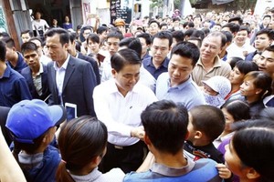 Chairman of Hanoi People's Committee Nguyen Duc Chung met residents in Dong Tam commune in April 2017 (Photo: VNA)