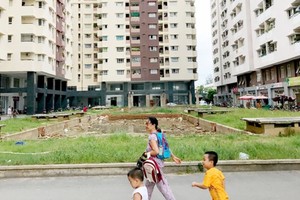 The area for developing a park at Khang Gia apartment block, Go Vap district is abandoned (Photo: SGGP)