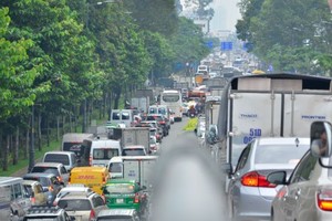 A traffic jam at entrance to Tan Son Nhat International Aiport on July 20 (Photo: SGGP)