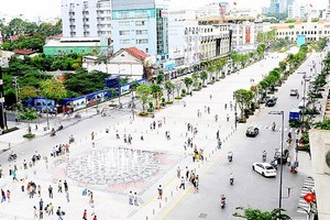 HCMC will ban all vehicles in many streets on August 8 to celebrate ASEAN’s 50th founding anniversary. In the photo is Nguyen Hue walling street in downtown city (Illustrative photo: SGGP)