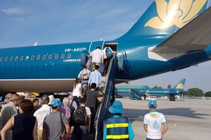 Passengers boarding a plane at Tan Son Nhat Airport (Photo: SGGP)