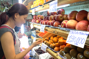Foreign fruits shelved at a shop in Nguyen Thai Hoc street, District 1 (Photo: SGGP)