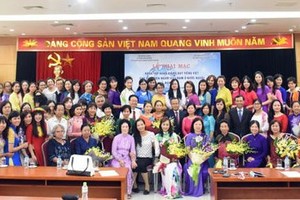 People pose for photo at the opening ceremony of a training course to teach Vietnamese abroad in Hanoi on August 14 (Photo: dangcongsan.vn)