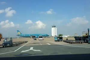Ministry of Transport leaders require to hire international consultants to broaden Tan Son Nhat Airport (Photo: SGGP)