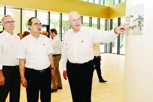 HCMC Party Chief Nguyen Thien Nhan is introduced about Deutsches Haus Ho Chi Minh City on August 30 (Photo: SGGP)