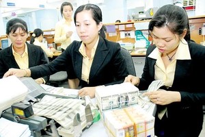 At a bank in HCMC (Photo: SGGP)