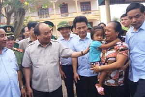 Prime Minister Nguyen Xuan Phuc visits residents in Ky Anh town (Photo: SGGP)