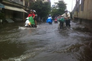 Nguyen Huu Canh street, Binh Thanh district was heavily flooded during a heavy rain in October last year (Photo: SGGP)
