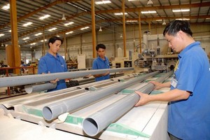 Workers at a plastic pipe plants (Illustrative photo: SGGP)