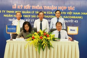 Sacombank and VAMC representatives sign the cooperation agreement