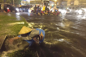 A heavy rain inundates Pham Van Dong street on September 30 (Photo: SGGP)