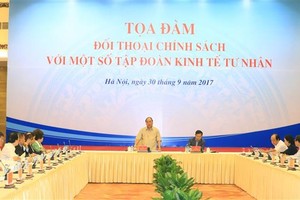 Prime Minister Nguyen Xuan Phuc held a policy dialogue with 14 chairmen and general directors of leading private enterprises in Hanoi on September 30. (VNA)
