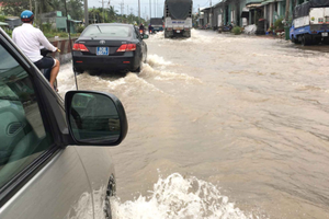 High tide submerges National Highway 1A in the Mekong Delta province of Vinh Long (Photo: SGGP)
